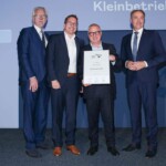 ALC Austria´s Leading Companies 2024 - Burgenland: 2. Platz Kleinbetriebe für die CB Nutrition GmbH, v. l.: TÜV Austria-Regionalmanager Gerhard Höltmann, die CB Nutrition-Gründer Christian Braunshier und Christian Schlager sowie Burgenland Wirtschaftslandesrat Leonhard Schneemann. (C) G. Peroutka, Die Presse