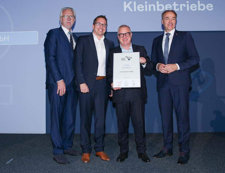 ALC Austria´s Leading Companies 2024 - Burgenland: 2. Platz Kleinbetriebe für die CB Nutrition GmbH, v. l.: TÜV Austria-Regionalmanager Gerhard Höltmann, die CB Nutrition-Gründer Christian Braunshier und Christian Schlager sowie Burgenland Wirtschaftslandesrat Leonhard Schneemann. (C) G. Peroutka, Die Presse