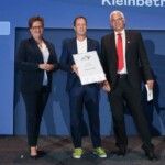 ALC 2024: Kärnten - 3. Platz Kleinbetriebe an Augmensys GmbH aus Klagenfurt: (v. l.) WK Kärnten-Vizepräsidentin Astrid Legner, Augmensys-Geschäftsführer Helmut Guggenbichler und TÜV AUSTRIA-Regionalmanager Adolf Fleischhacker. Foto: Guenther Peroutka