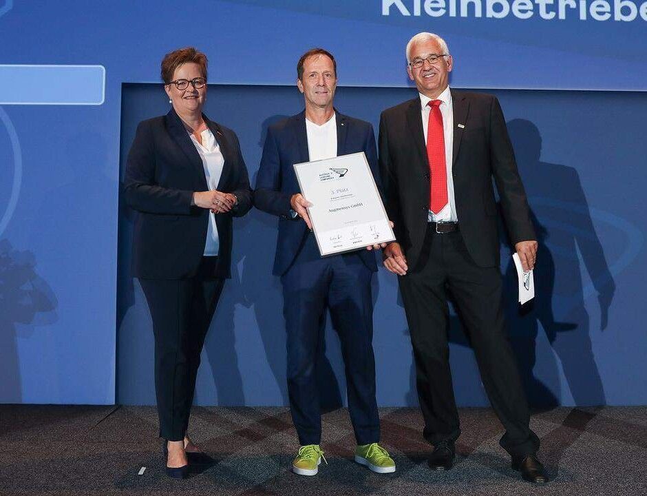 ALC 2024: Kärnten - 3. Platz Kleinbetriebe an Augmensys GmbH aus Klagenfurt: (v. l.) WK Kärnten-Vizepräsidentin Astrid Legner, Augmensys-Geschäftsführer Helmut Guggenbichler und TÜV AUSTRIA-Regionalmanager Adolf Fleischhacker. Foto: Guenther Peroutka