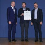 Austria´s Leading Companies 2024: Oberösterreich - 3. Platz Mittelbetriebe für die Agatex Feinchemie GmbH, v. l.: Landeshauptmann Thomas Stelzer, Agatex-Geschäftsführer Georg Bauer und Manuel Greblic, TÜV AUSTRIA Head of Sales. Foto (C) G. Peroutka, Die Presse