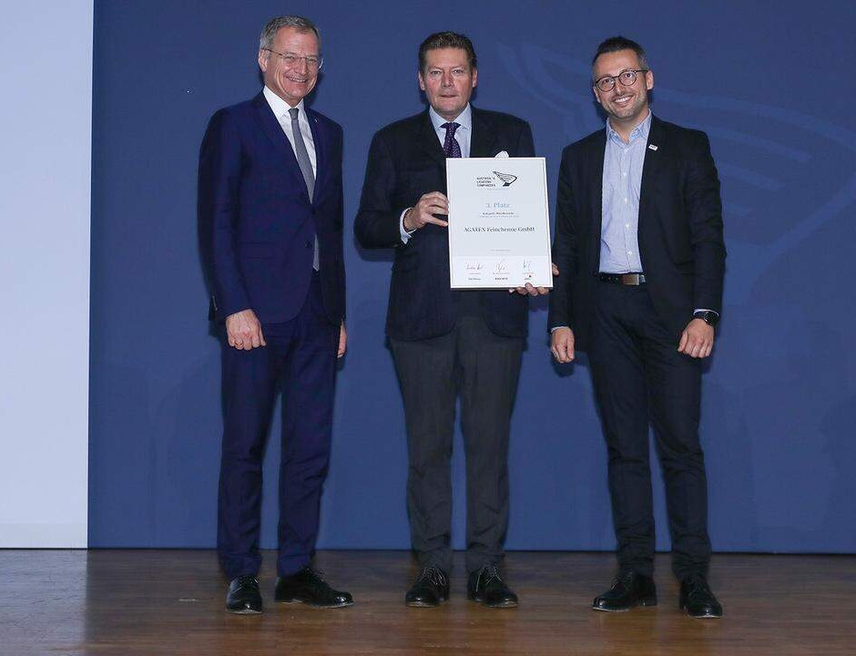 Austria´s Leading Companies 2024: Oberösterreich - 3. Platz Mittelbetriebe für die Agatex Feinchemie GmbH, v. l.: Landeshauptmann Thomas Stelzer, Agatex-Geschäftsführer Georg Bauer und Manuel Greblic, TÜV AUSTRIA Head of Sales. Foto (C) G. Peroutka, Die Presse