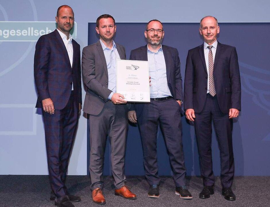 ALC 2024 Vorarlberg: 2. Platz Großbetriebe an Getzner Textil AG aus Bludenz, v.l: Vorarlbergs Wirtschaftslandesrat Marco Tittler, Getzner Textil-CFO Martin Frick und CTO Hannes Tschofen sowie Thomas Hinteregger, TÜV AUSTRIA-Geschäftsstellenleiter Vorarlberg. (C) G. Peroutka