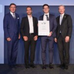 ALC Wien 2024: 3. Platz Großbetriebe für Hilti Austria, v.l: Wirtschaftsstadtrat Peter Hanke, die Hilti-Geschäftsleiter Martin Stein und Matthias Götz sowie TÜV AUSTRIA-CEO Stefan Haas. Foto (C) G. Peroutka