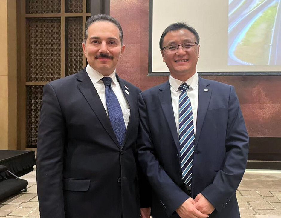 Hussein Al-Rammah, Charge d affaires a.i. an der Botschaft der Republik Irak (l) & Ivan Huang, Geschäftsführer TÜV AUSTRIA China.